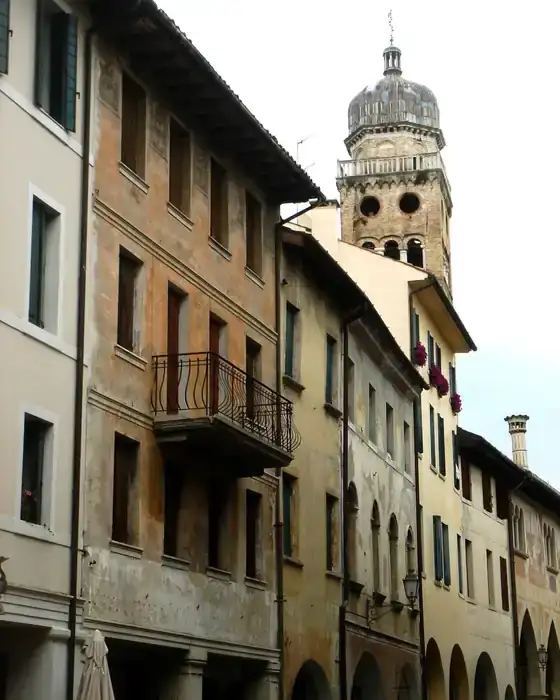 Scorcio della Contrada Grande di Conegliano con il campanile del Duomo