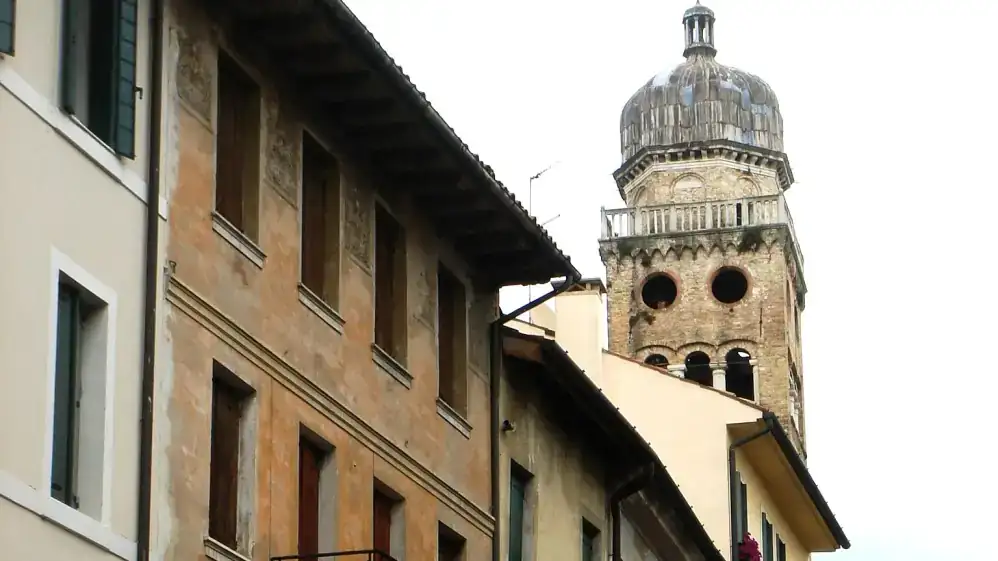 Scorcio della Contrada Grande di Conegliano con il campanile del Duomo