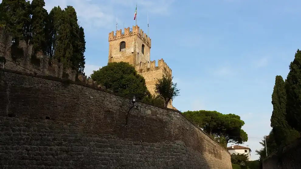 La cinta muraria e la torre del Castello di Conegliano