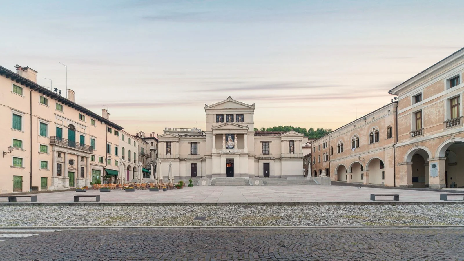Piazza Cima nel centro storico di Conegliano, con il Teatro Accademia