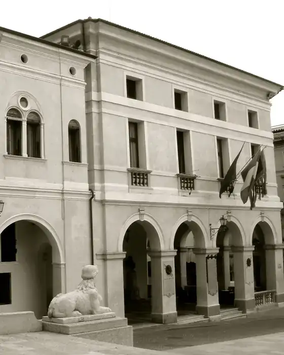 Piazza Cima a Conegliano, con il palazzo municipale